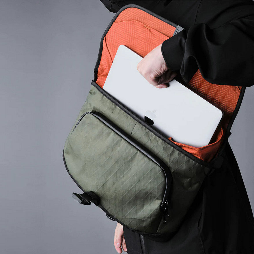 ALPAKA ALPHA MESSENGER LIMITED EDITION (Fits a 14" Macbook Pro)