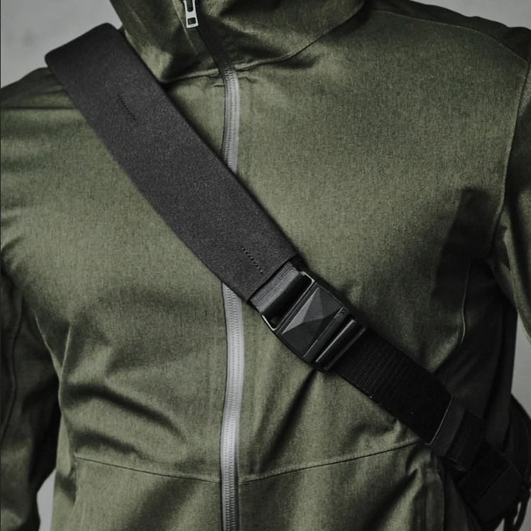 ALPAKA GO SLING (5.5 L, Fits an iPad Pro 11-inch & AirPods Max)