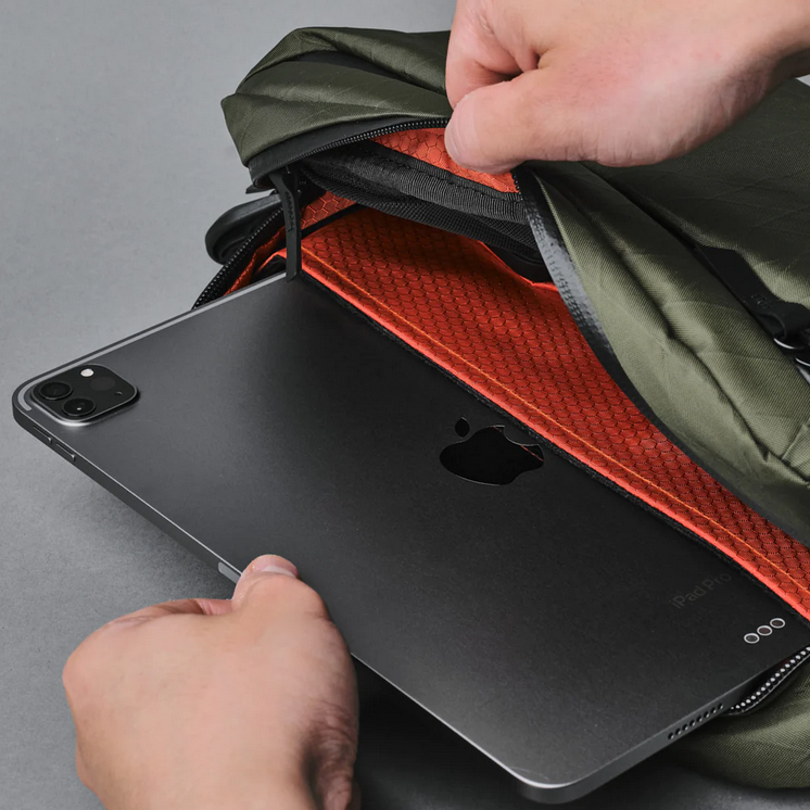 ALPAKA GO SLING (5.5 L, Fits an iPad Pro 11-inch & AirPods Max)