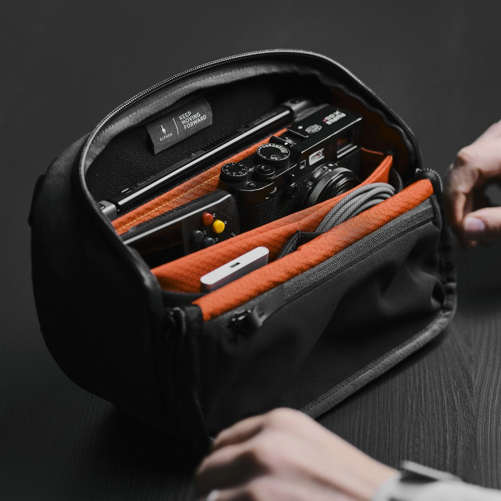 ALPAKA VERTEX POUCH (3.5 L, fits an iPad Mini)