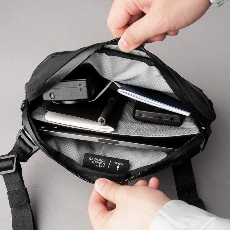 ALPAKA FLIGHT SLING (2L, fits iPad Mini & Nintendo Switch)